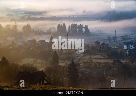 Campagna Misty al mattino. Paesaggio rurale in Carpazi montagne, Ucraina Foto Stock
