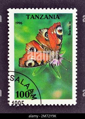 Francobollo cancellato stampato dalla Tanzania, che mostra la farfalla europea di pavone (Inachis io), circa 1973. Foto Stock