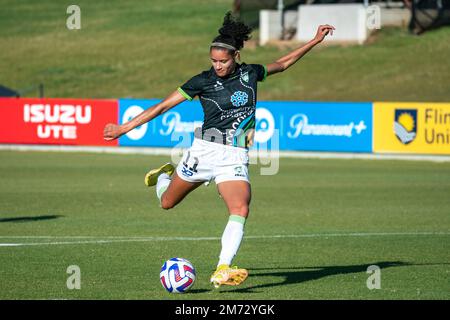 Adelaide, Australia. 07th Jan, 2023. Adelaide, South Australia, gennaio 7th 2023: Grace Jale (11 Canberra United) scatta un warm up durante la partita della Liberty A-League tra Adelaide United e Canberra United al ServiceFM Stadium di Adelaide, Australia. (NOE Llamas/SPP) Credit: SPP Sport Press Photo. /Alamy Live News Foto Stock