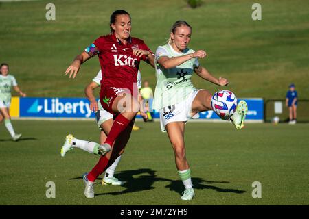 Adelaide, Australia. 07th Jan, 2023. Adelaide, South Australia, gennaio 7th 2023: Isabel Hodgson (11 Adelaide United) e Nickoletta Flannery (19 Canberra United) combattono per la palla durante la partita della Liberty A-League tra Adelaide United e Canberra United al ServiceFM Stadium di Adelaide, Australia. (NOE Llamas/SPP) Credit: SPP Sport Press Photo. /Alamy Live News Foto Stock