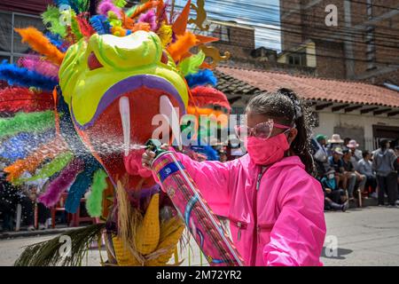 Tradizionale gioco di carnevale in cui si utilizzano schiuma, pittura  facciale e talco. Ipiales, Nariño, 6 gennaio 2023 Foto stock - Alamy