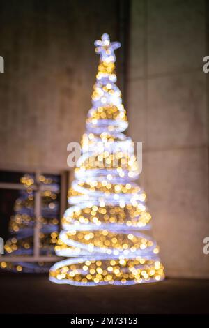 Albero di Natale defocuso all'aperto con palline bokeh e riflessione Foto Stock