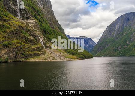 Si tratta del Naeroyfjord (una derivazione del Sognefjord), il fiordo più stretto della Norvegia, dichiarato patrimonio dell'umanità dall'UNESCO. Foto Stock