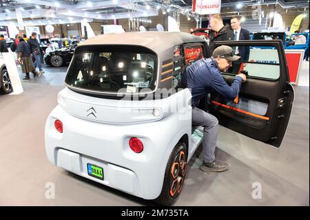 Riga,Lettonia - 29 aprile 2022: La gente sta godendo circa il piccolo francese Citroen Ami elettrico due posti micro-city car . Foto Stock