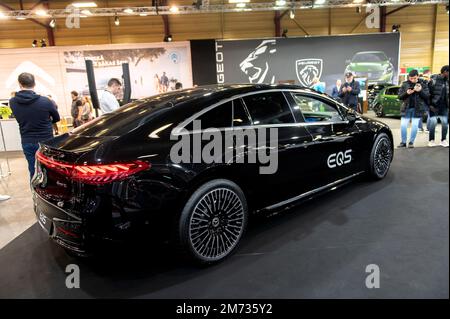 Riga, Lettonia - 29 aprile 2022: Mercedes Benz EQS 580 4Matic presentato al Salone Internazionale dell'Auto Foto Stock