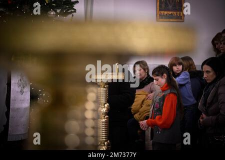 Una giovane donna si inginocchia e prega durante un servizio alla vigilia di Natale nella Chiesa greco-cattolica ortodossa di Varsavia, Polonia, il 06 gennaio 2022. Diverse centinaia di persone, soprattutto ucraine, hanno celebrato la vigilia di Natale nella Chiesa Ortodossa della Dormizione della Beata Vergine Maria a Varsavia il venerdì sera. il presidente russo Vladimir Putin ha chiesto un cessate il fuoco temporaneo in Ucraina in occasione del Natale ortodosso che cade il 7th gennaio. L'Ucraina ha rifiutato di cessare il fuoco citando l'ipocrisia di Putin dopo che il bombardamento russo ha ucciso decine di persone il 24th dicembre e la vigilia di Capodanno. (Foto di Foto Stock