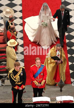 Foto del file datata 29/04/11 della sposa Kate Middleton (ora Principessa di Galles) cammina lungo l'isola con il padre Michael all'Abbazia di Westminster per il suo matrimonio al Principe William (ora Principe di Galles). Il principe Harry (ora Duca di Sussex) era l'uomo migliore al matrimonio. Data di emissione: Sabato 7 gennaio 2023. Foto Stock