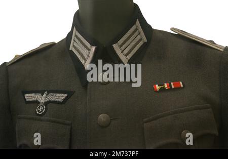 Uniforme indossata dal tenente della fanteria nell'esercito tedesco, intorno al 1941. Dettagli della giacca. Lana, filo di alluminio, seta, pelle e ottone. Museo dell'esercito. Toledo, Spagna. Foto Stock