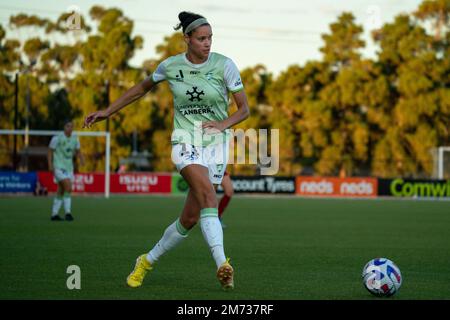 Adelaide, Australia. 07th Jan, 2023. Adelaide, South Australia, gennaio 7th 2023: Grace Jale (11 Canberra United) passa la palla durante la partita della Liberty A-League tra Adelaide United e Canberra United al ServiceFM Stadium di Adelaide, Australia. (NOE Llamas/SPP) Credit: SPP Sport Press Photo. /Alamy Live News Foto Stock