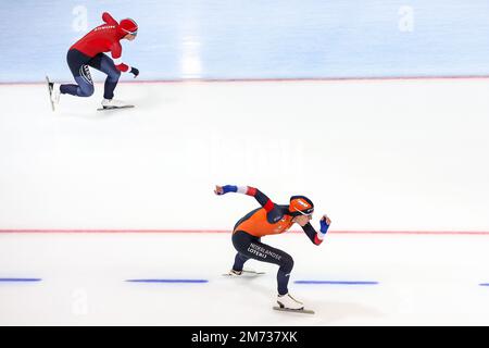 HAMAR - Aurora Løvas (NOR) e Robin Groot (NED) nel 500m all-around femminile durante i Campionati europei di Speed Skating della ISU presso la Sala Olimpica di Hamar il 7 gennaio 2023 ad Hamar, Norvegia. ANP VINCENT JANNINK Foto Stock