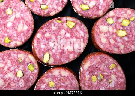 Salsiccia di salame con fette di pistacchi a cornice intera Foto Stock
