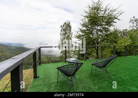 Misty alba sulla terrazza in montagna. Foto Stock