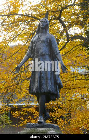 Una statua dei principi Pocahontas in San I terreni della Chiesa di George. L’attore Edward Norton è stato ospite del programma di ascendenza statunitense “Finding Your Roots” e del discovolo Foto Stock