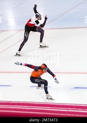 HAMAR - Szymon Palka (POL) e Patrick Roest (NED) nel 500m all-around maschile durante i Campionati europei di pattinaggio di velocità ISU presso la Sala Olimpica di Hamar il 7 gennaio 2023 ad Hamar, Norvegia. ANP VINCENT JANNINK olanda fuori - belgio fuori Foto Stock