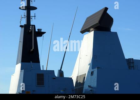 Primo piano della torre di comando, D35 HMS Dragon, nave da guerra nel porto di Portsmouth, Inghilterra. Foto Stock