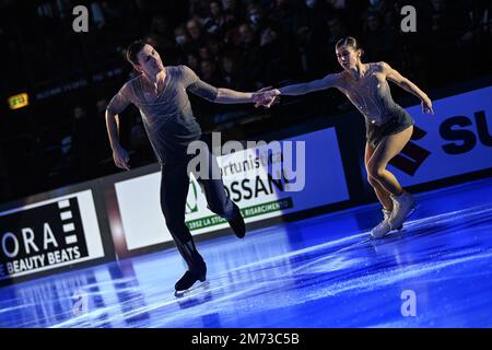 Bologna, Italia. 06th Jan, 2023. Rebecca Ghilardi e Filippo Ambrosini (Italia) nel corso del 2023 Bol su Ice â Plushenko e Friends, Sport sul ghiaccio a Bologna, Italia, gennaio 06 2023 Credit: Independent Photo Agency/Alamy Live News Foto Stock
