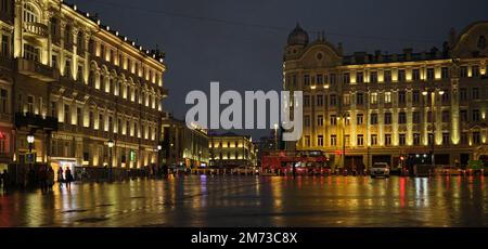 Piazza Sapojkovskaya vicino al Cremlino illuminata di notte. Mosca, Russia. Foto Stock