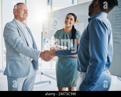 Lavoro di squadra, collaborazione e personale aziendale si stringono per partnership, B2B o contratto di assunzione. Benvenuto, grazie a te e al gruppo, ai dipendenti o ai lavoratori Foto Stock
