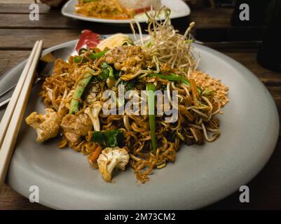 Autentico Pad Thai in un ristorante a Pai, nel nord della Thailandia Foto Stock