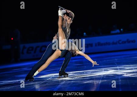 Bologna, Italia. 06th Jan, 2023. Rebecca Ghilardi e Filippo Ambrosini (Italia) nel corso del 2023 Bol su Ice â Plushenko e Friends, Sport sul ghiaccio a Bologna, Italia, gennaio 06 2023 Credit: Independent Photo Agency/Alamy Live News Foto Stock