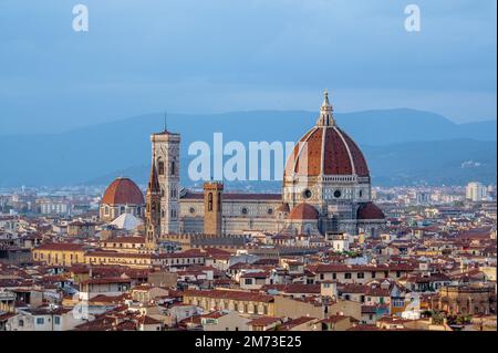 Un'immagine aerea dei tetti di Firenze con la cupola della Cattedrale di Santa Maria del Fiore Foto Stock