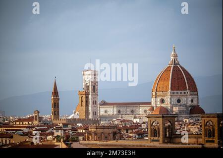 Un'immagine aerea dei tetti di Firenze con la cupola della Cattedrale di Santa Maria del Fiore Foto Stock