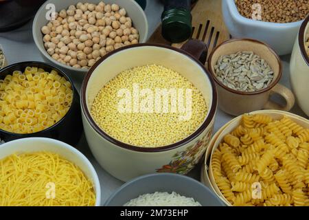 Miglio giallo in ciotola. Prodotti per la spesa e lo stoccaggio. Prodotto biologico vegetariano. Foto Stock