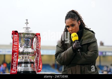 Il presentatore della BBC Sport Alex Scott durante la partita di terza partita della Emirates fa Cup al MEMS Priestfield Stadium di Gillingham. Data immagine: Sabato 7 gennaio 2023. Foto Stock