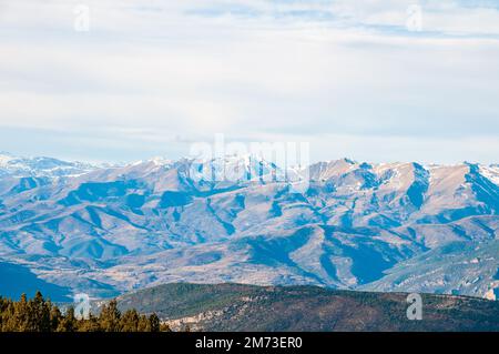 Vista dalla cima di Cap de Boumort, Aneto sullo sfondo, Cap de Boumort, Serra de Boumort, Pre-Pirenei, Catalogna, Spagna Foto Stock