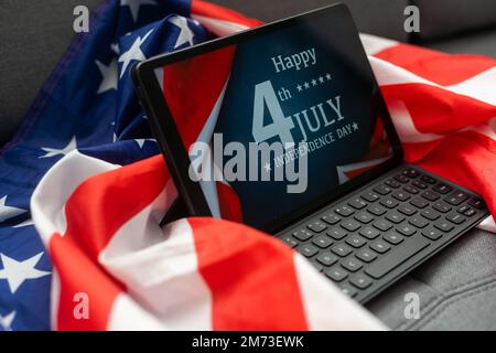 bandiera americana e tablet digitale sul tavolo Foto Stock