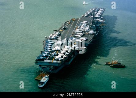 USS Forrestal (CVA-59) (successivamente CV-59, allora AVT-59), era un superportatore chiamato dopo il primo segretario degli Stati Uniti della difesa James Forrestal. Commissionata nel 1955, fu la prima superportatrice completa degli Stati Uniti, ed era la nave principale della sua classe. Gli altri vettori della sua classe erano USS Saratoga, USS Ranger e USS Independence. Superò la portaerei giapponese della seconda guerra mondiale Shinano come la più grande portaerei ancora costruita, ed era la prima progettata per supportare gli aerei a reazione. Foto Stock