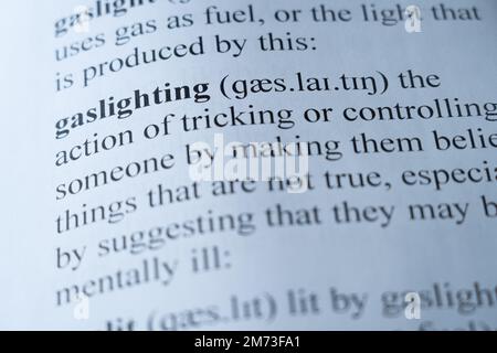 Un mock up di una pagina dizionario con la parola gaslighting con focalizzazione selettiva Foto Stock