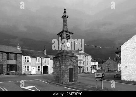 La Torre dell'Orologio su Market Street, Brough Town, Eden, Cumbria, Inghilterra, Regno Unito la torre dell'orologio è stata eretta per abbonamento pubblico come memoriale del coro Foto Stock