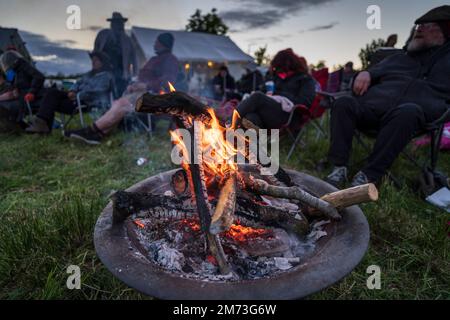 Forgotten Lands festival, Bewcastle, Cumbria, UK - festival musicale annuale gestito da Maddy Prior, cantante principale di Steeleye Span. Firepit di sera. Foto Stock