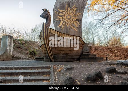 Nel parco si trova una barca di legno con vela. Foto scattata in Kurgur, Perm Territory, Russia. Foto Stock