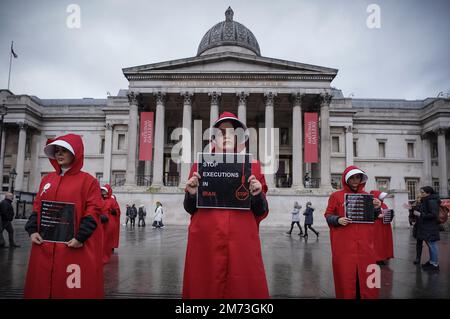 Londra, Regno Unito. 7th gennaio 2023. Le donne iraniane-britanniche marciano in silenzio attraverso la città indossando i costumi di tale della serva, continuando la loro azione di protesta e chiedendo la fine dell’attuale regime islamico in Iran. L’autore di tale della serva, Margaret Atwood, era in parte ispirato dall’imposizione islamica di codici di abbigliamento per le donne, come l’hijab obbligatorio, quando scriveva il suo romanzo. Scatenata dalla morte di Mahsa Amini, 22 anni, in Iran continuano le proteste anti-regime, con migliaia di dimostranti arrestati e condannati a morte. Credit: Guy Corbishley/Alamy Live News Foto Stock