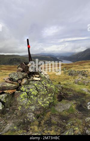 Il cairn superiore su acciaio cadde, sopra Thirlmere nelle Fells centrali, Lake District National Park, Cumbria, Inghilterra, UK Steel Fell è uno dei 214 W Foto Stock