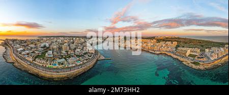 Panorama dei droni di Marsaskala all'alba a Malta. Foto Stock