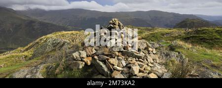 Il cairn della cima su Gibson Knott è caduto, sopra Thirlmere nelle campane centrali, parco nazionale del distretto del lago, Cumbria, Inghilterra, Gibson Knott britannico è caduto Foto Stock