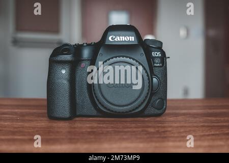 Primo piano di una fotocamera reflex digitale Canon 6d Mark II Foto Stock