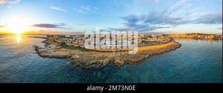 Panorama dei droni di Marsaskala all'alba a Malta. Foto Stock