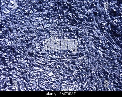 Sfondo in lamina di alluminio stropicciato. Materiale increspato sfaccettato lucido e colorato. Foto Stock