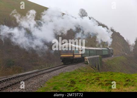 Corfe Castle Dorset, Regno Unito. 7th gennaio 2023. Inverno Warm Up nostalgico evento si svolge durante il fine settimana con una miscela di treni passeggeri a vapore e diesel che viaggiano tra Swanage e Norden. 34070, Manston, treno a vapore viaggia attraverso la splendida campagna del Dorset passando attraverso il castello di Corfe in una giornata grigia umida e ventosa. Credit: Carolyn Jenkins/Alamy Live News Foto Stock