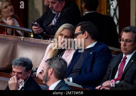 Washington, Stati Uniti d'America. 05th Jan, 2023. George Santos (Repubblicano di New York), a destra, chiacchierata con il Rappresentante degli Stati Uniti Marjorie Taylor Greene (Repubblicano della Georgia), a sinistra, nella Camera del Parlamento durante il voto per il Presidente della Camera al Campidoglio degli Stati Uniti a Washington, DC, giovedì 5 gennaio 2023. Credito: Rod Lammey/CNP/Sipa USA (RESTRIZIONE: NON sono disponibili quotidiani o quotidiani di New York o New Jersey entro un raggio di 75 km da New York City) credito: Sipa USA/Alamy Live News Foto Stock