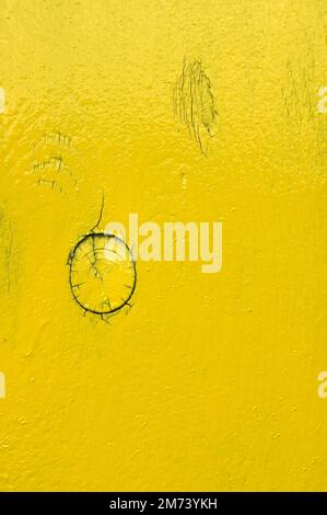 Asse di legno con nodo e fini crepe verniciato di colore giallo brillante Foto Stock