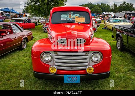 Iola, WI - 07 luglio 2022: Vista frontale in prospettiva alta di un camioncino Ford F1 del 1950 in una fiera automobilistica locale. Foto Stock