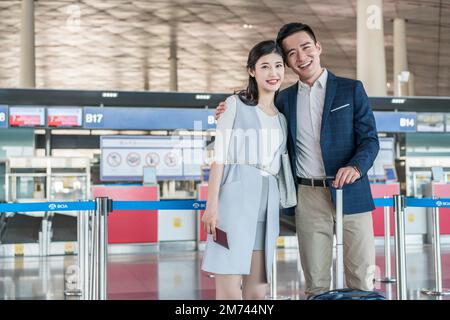 La giovane coppia all'aeroporto Foto Stock