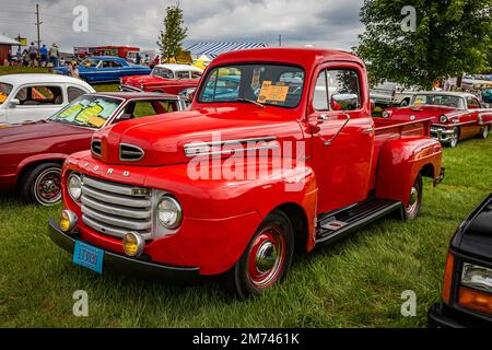 Iola, WI - 07 luglio 2022: Vista dall'alto dell'angolo anteriore di un camioncino Ford F1 del 1950 in una fiera automobilistica locale. Foto Stock