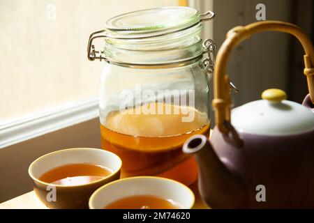 Tè Kombucha. Si tratta di una bevanda a base di tè nero zuccherata, leggermente effervescente e fermentata che viene comunemente consumata per i suoi presunti benefici per la salute. Foto Stock