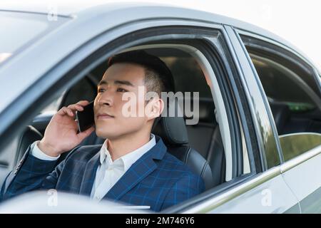 Chiamare il business man in auto Foto Stock